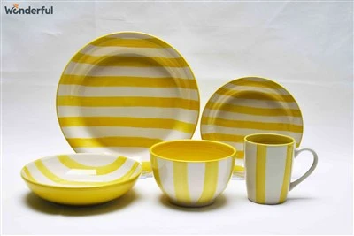 Set de tacâmuri galbene de tacâmuri colorate